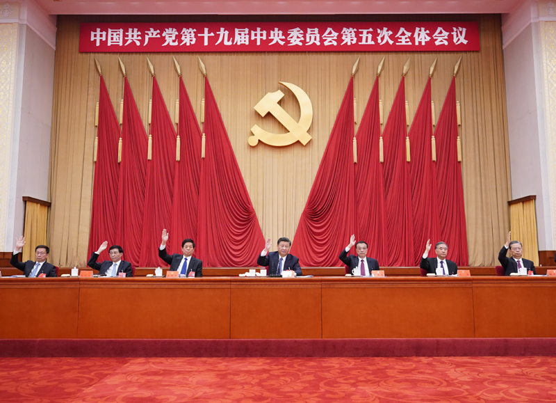 中國共產(chǎn)黨第十九屆中央委員會第五次全體會議，于2020年10月26日至29日在北京舉行。這是習近平、李克強、栗戰(zhàn)書、汪洋、王滬寧、趙樂際、韓正等在主席臺上。新華社記者 王曄 攝